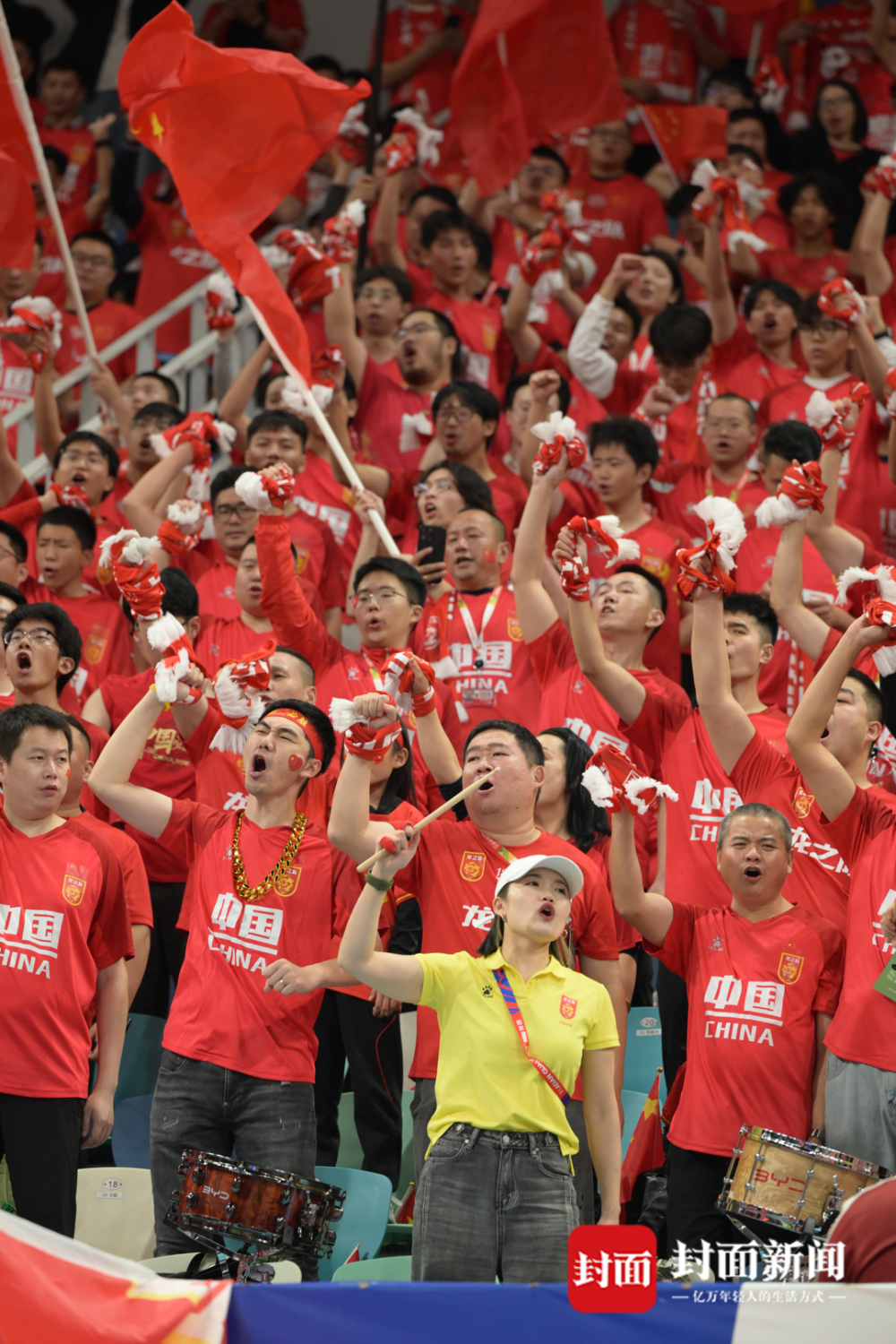 激烈竞技赛事引发球迷热议，场上精彩瞬间回顾