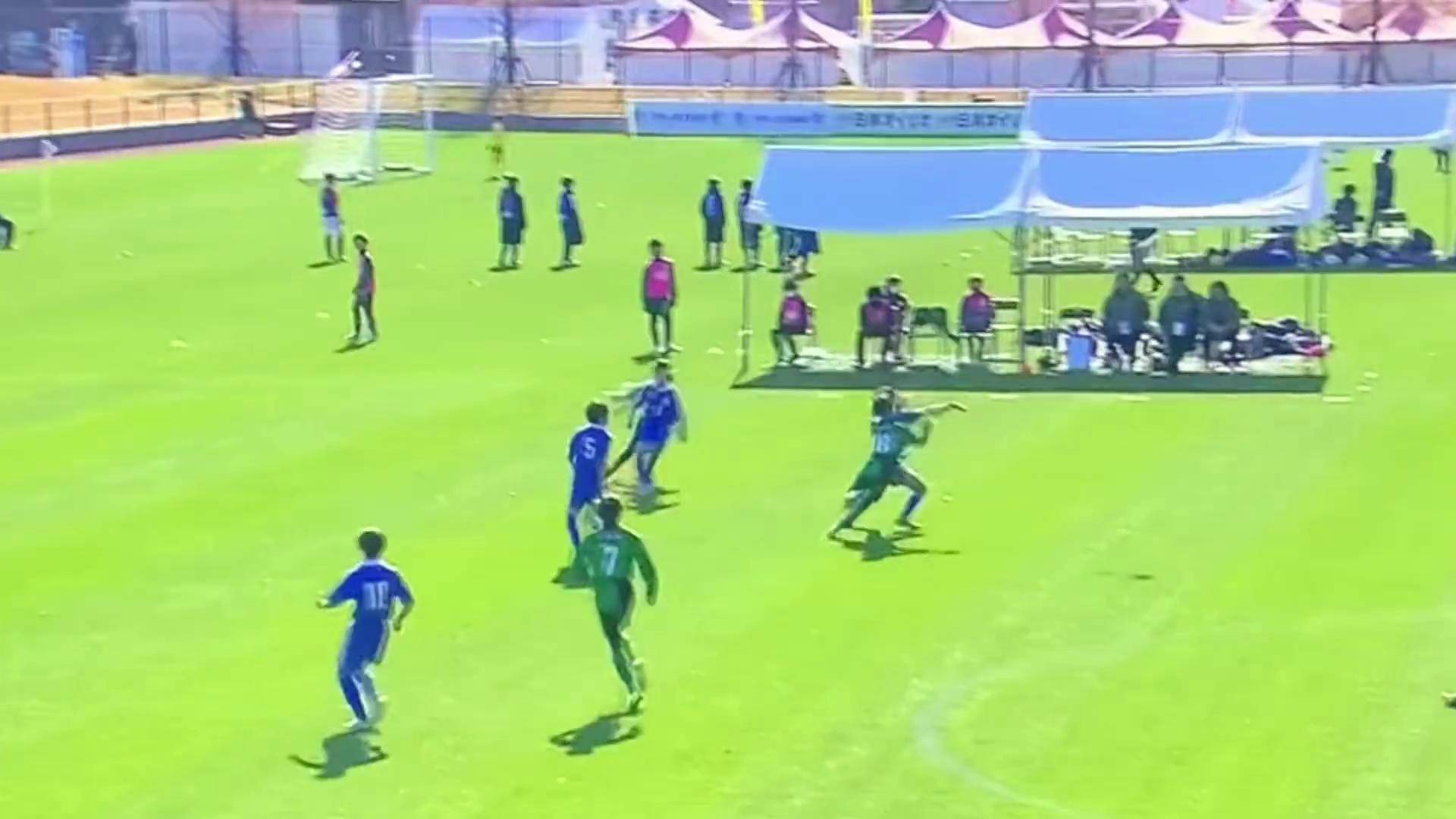 足球巨星集结同场竞技，比赛场面火爆刺激