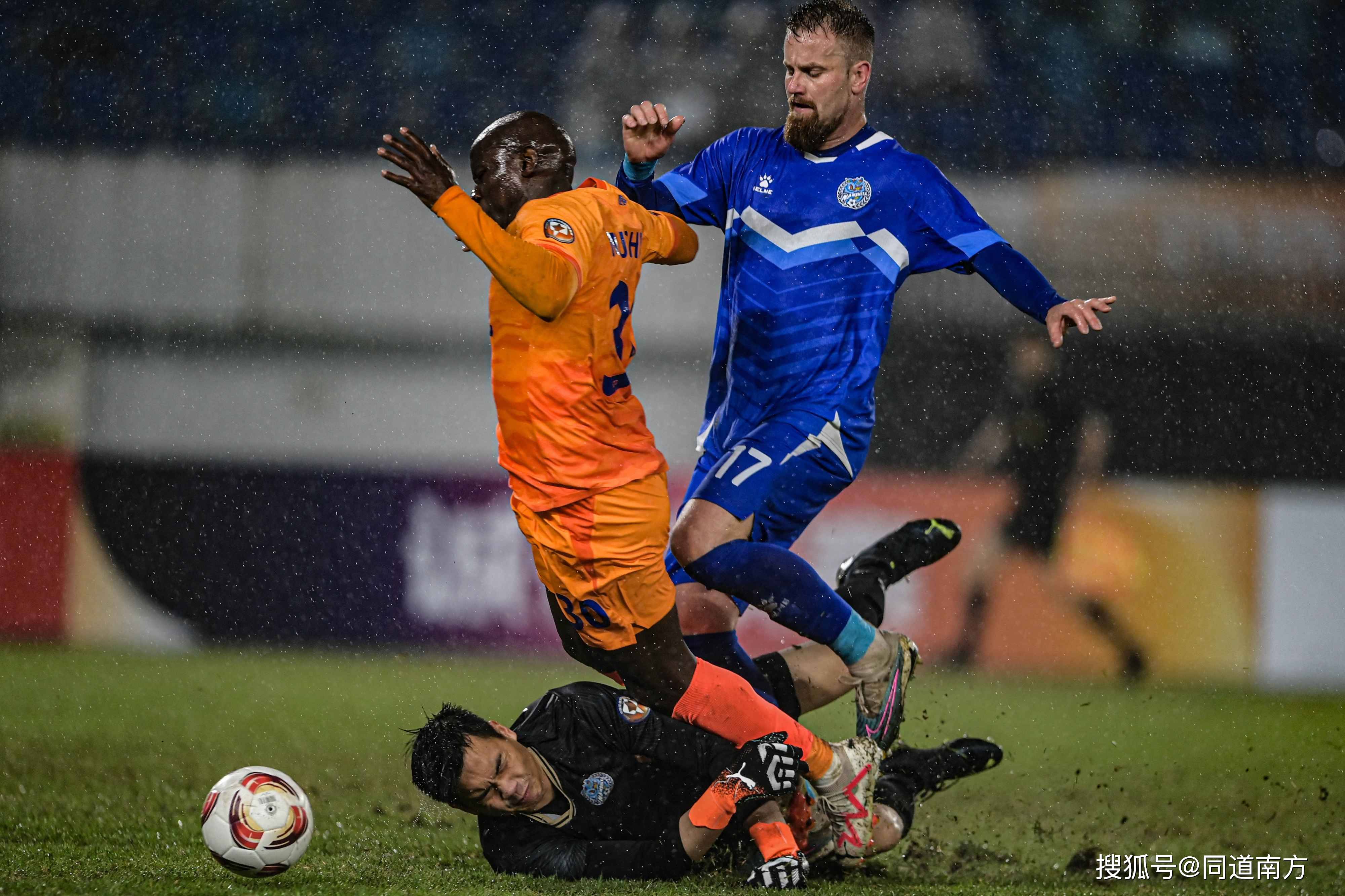 国际足球赛事激烈开打，赛后精彩回顾