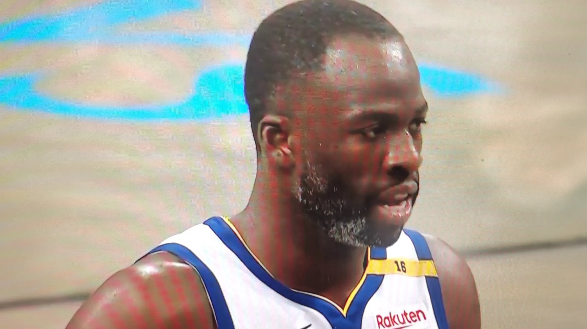 勇士在比赛中因伤离场，巴萨主教练感到担心！